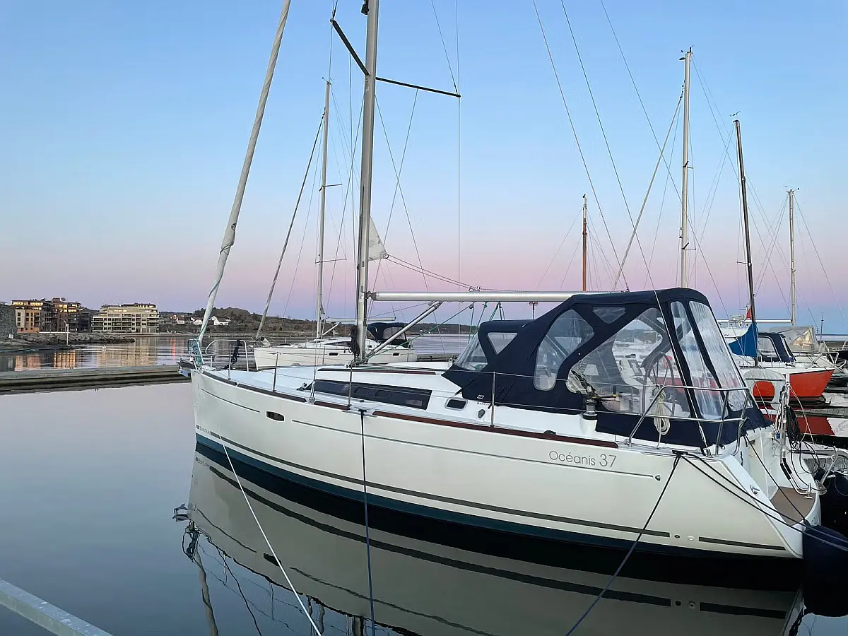 Oceanis 37